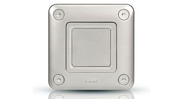 Quadratischer, silberner Bodentank von Legrand mit vier Schrauben in den Ecken und zentralem Deckel.